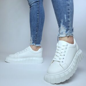 Komfortowe, tanie, białe i wysokie buty damskie